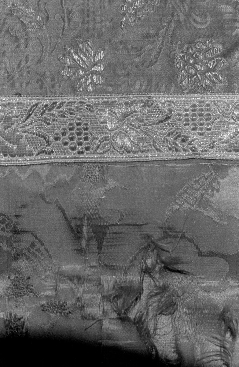 Ornat bp. M. Szyszkowskiego - plecy. Fragment kolumny i boku (Francja) XVIII wiek., skan 1