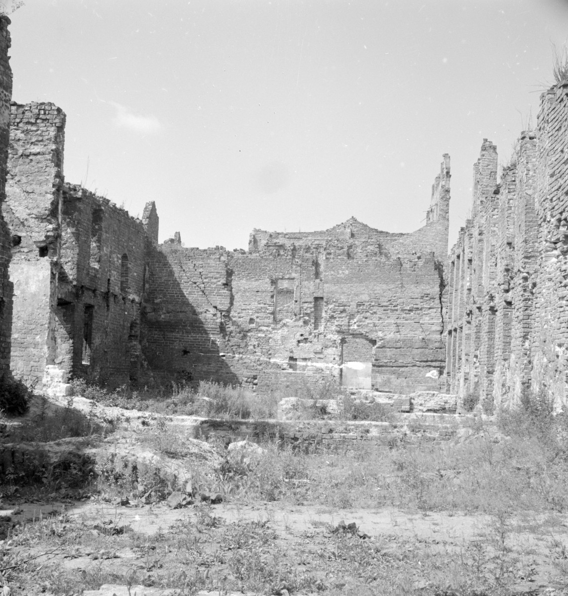 szpiatl Św. Ducha - część środkowa, wnętrze: widok ku zachodowi, skan 1