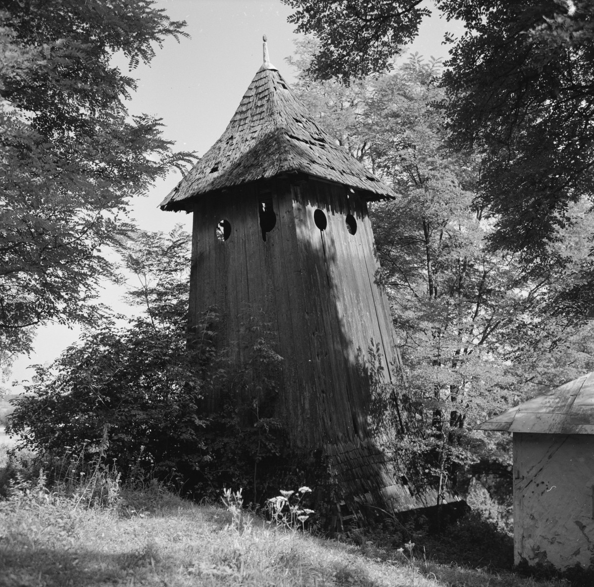 cerkiew - dzwonnica (pozostałość), elewacja północno-zachodnia, skan 1