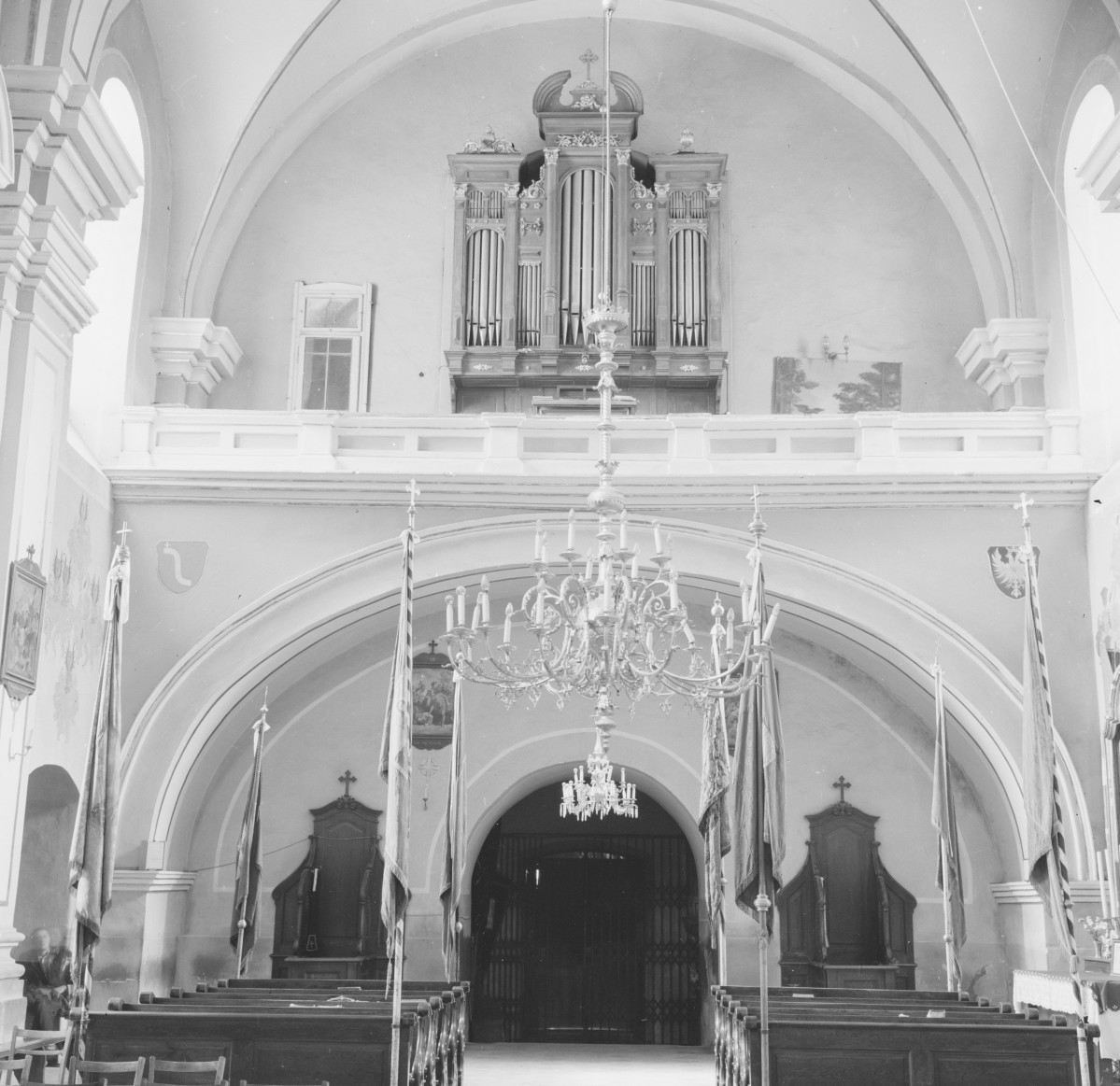 kościół N.M.P - wnętrze, chór i prospekt organowy, skan 1