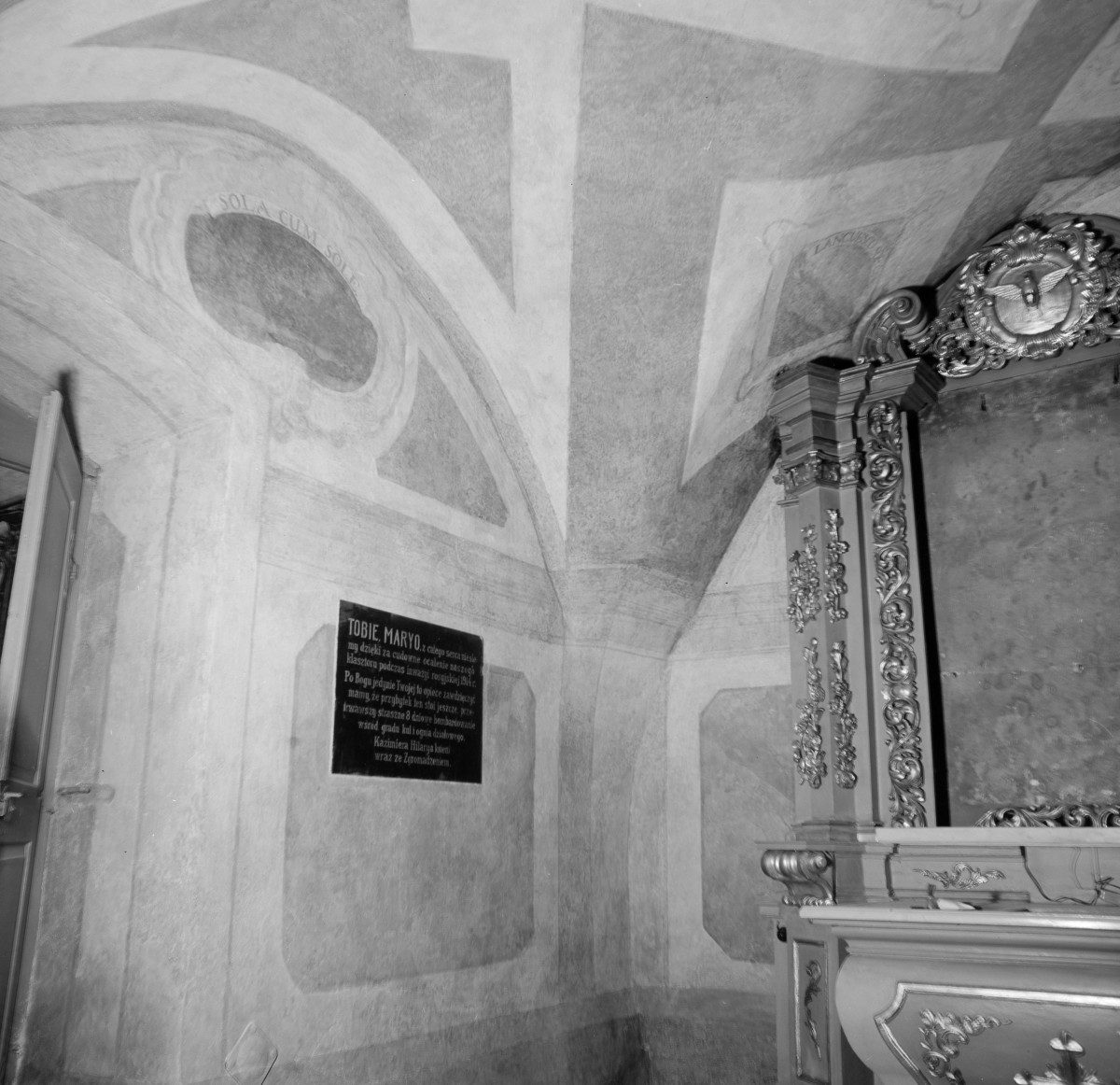 klasztor ss. Mniszek Benedyktynek - kościół pw. Najświętszej Maryi Panny i św. Wojciecha - wnętrze - Kaplica Matki Boskiej Bolesnej - malowidła w narozniku północno - wschodnim, skan 1