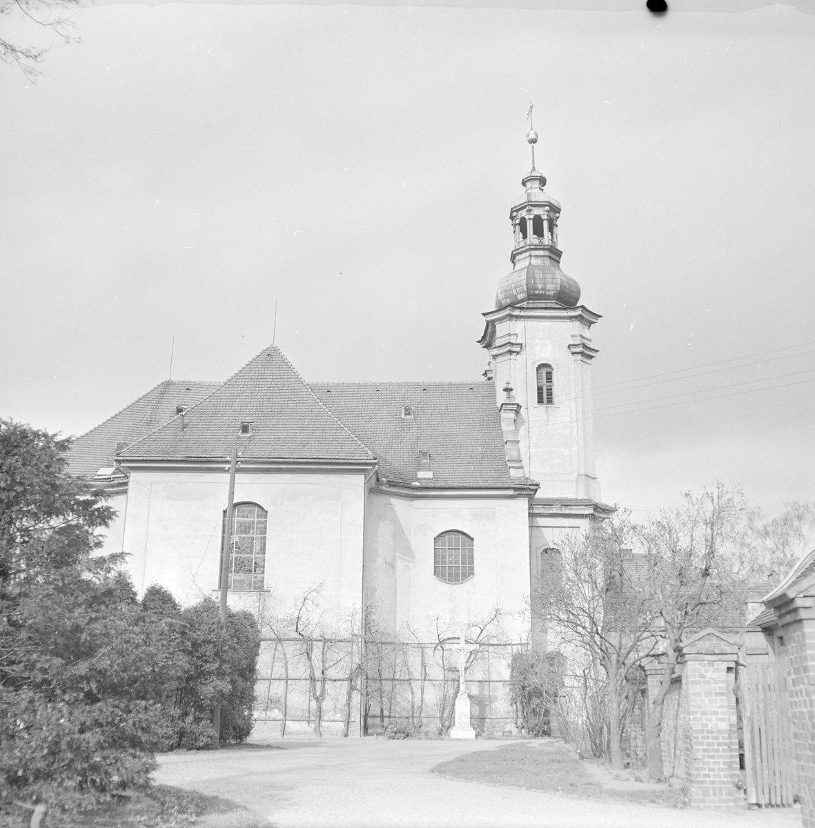 Kościół pw. św. Piotra i Pawła - elewacja boczna, widok ogólny., skan 1