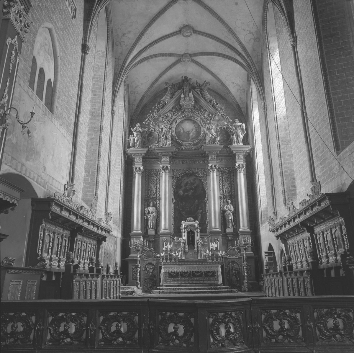 Kościół Wniebowzięcia Najświętszej Maryi Panny - wnętrze. Ołtarz główny. Po obu stronach stalle., skan 1