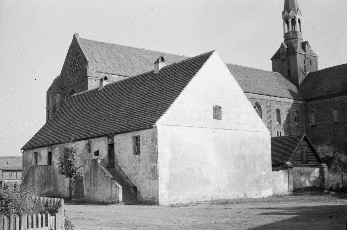 klasztor cysterski - dom konwersów, elewacja, skan 1
