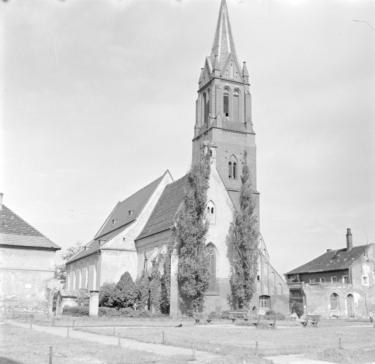kościół pw. Najświętszej Maryi Panny Matki Pocieszenia /były Kościół Matki Bożej Pocieszenia/ - elewacja północno - zachodnia, skan 1