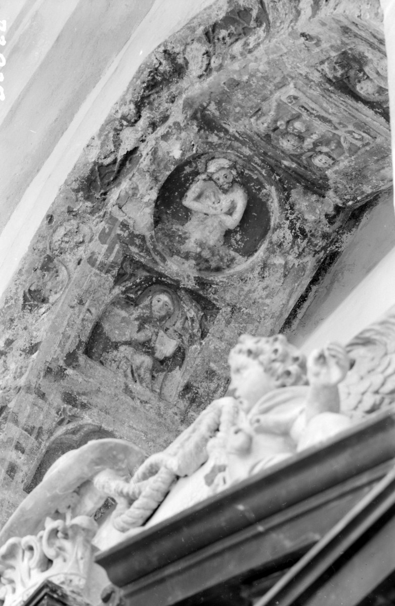 Katedra pw. Wniebowzięcia Najświętszej Marii Panny - wnętrze - kaplica M. Dzieżgowskiego. ściana południowa, portal - arkada, podniebienie (od strony wschodniej od ambitu), skan 1