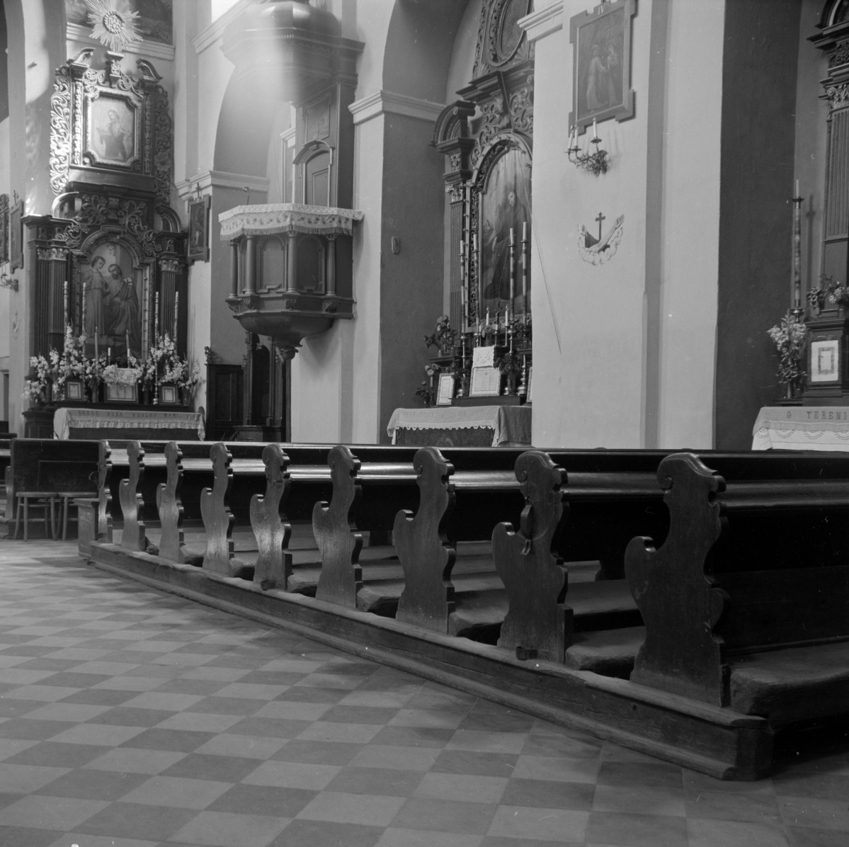 kościół św. Anny - ambona, ołtarz boczny i ławki, skan 1