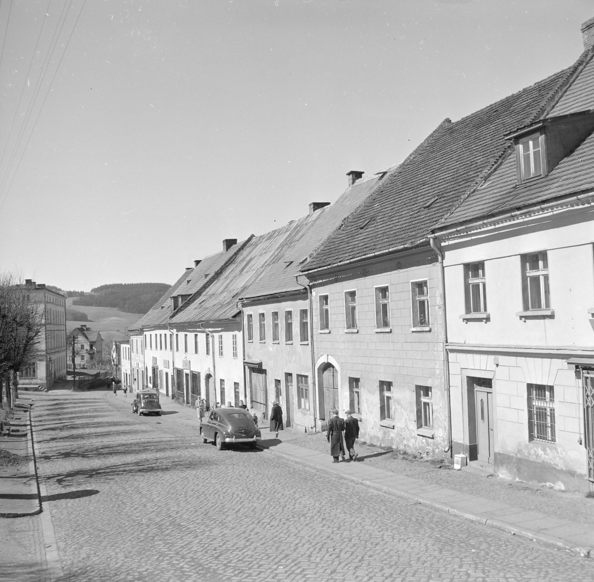 Rynek - pierzeja. Elewacje kamienic, ulica., skan 1