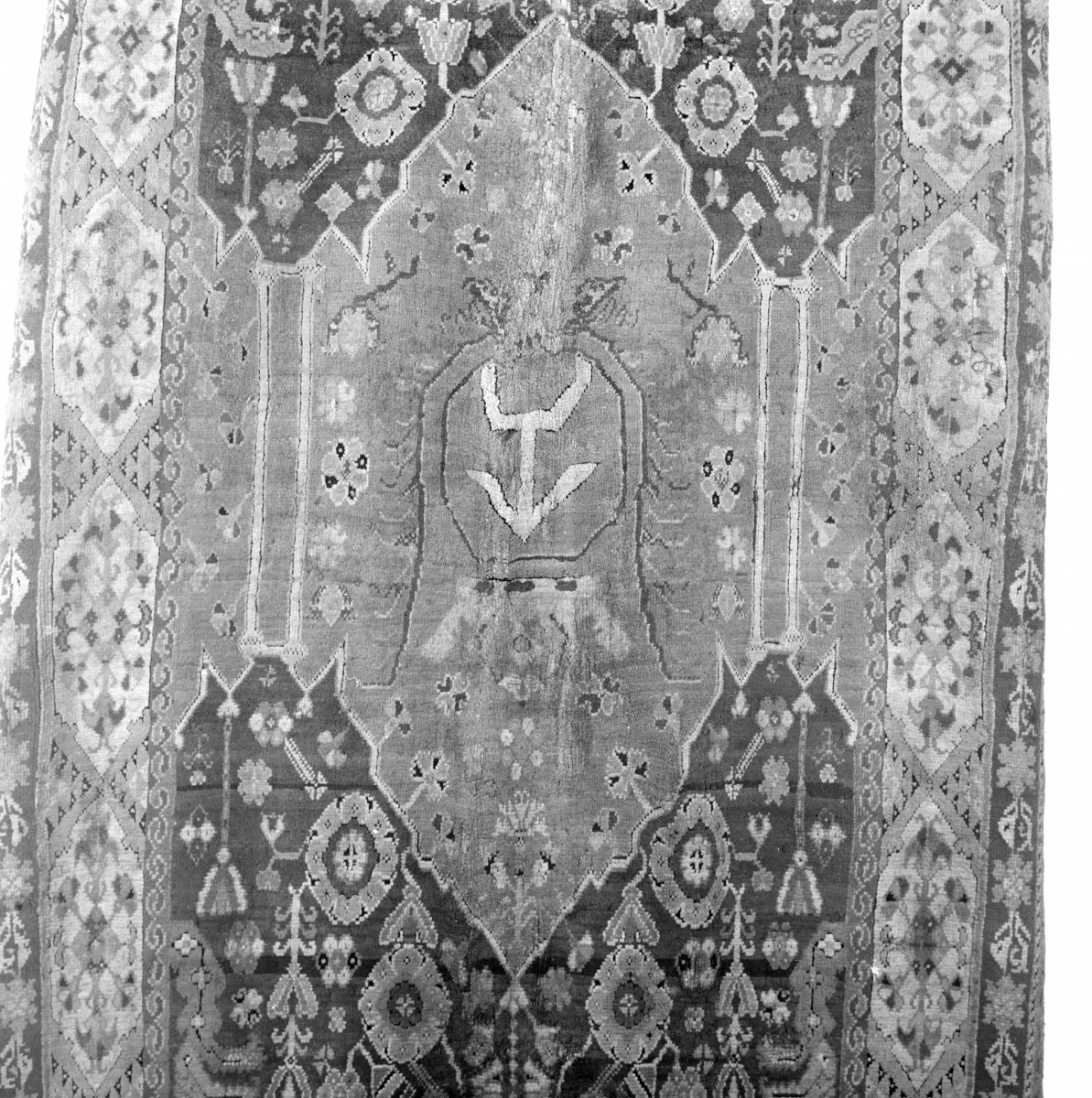 Muzeum Narodowe - Kobierzec siedmiogrodzki. Całość. Herb Ogończyk., skan 1