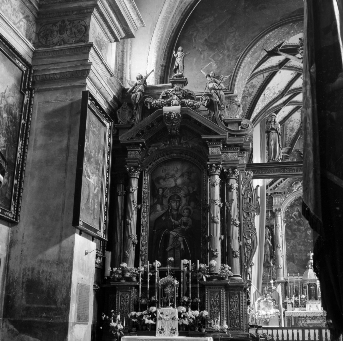 kościół Świętej Trójcy - wnętrze ołtarz boczny w nawie płd., skan 1
