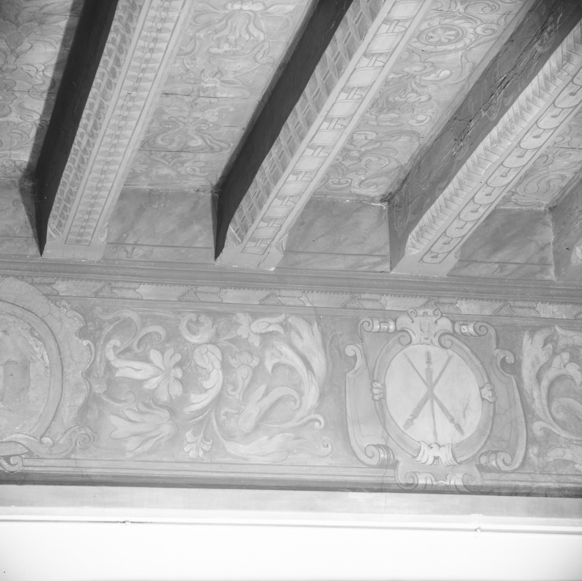 pałac Biskupów Krakowskich - Drugi Pokój Prałatów /I p./ - fragment fryzu - herb Jelita, skan 1