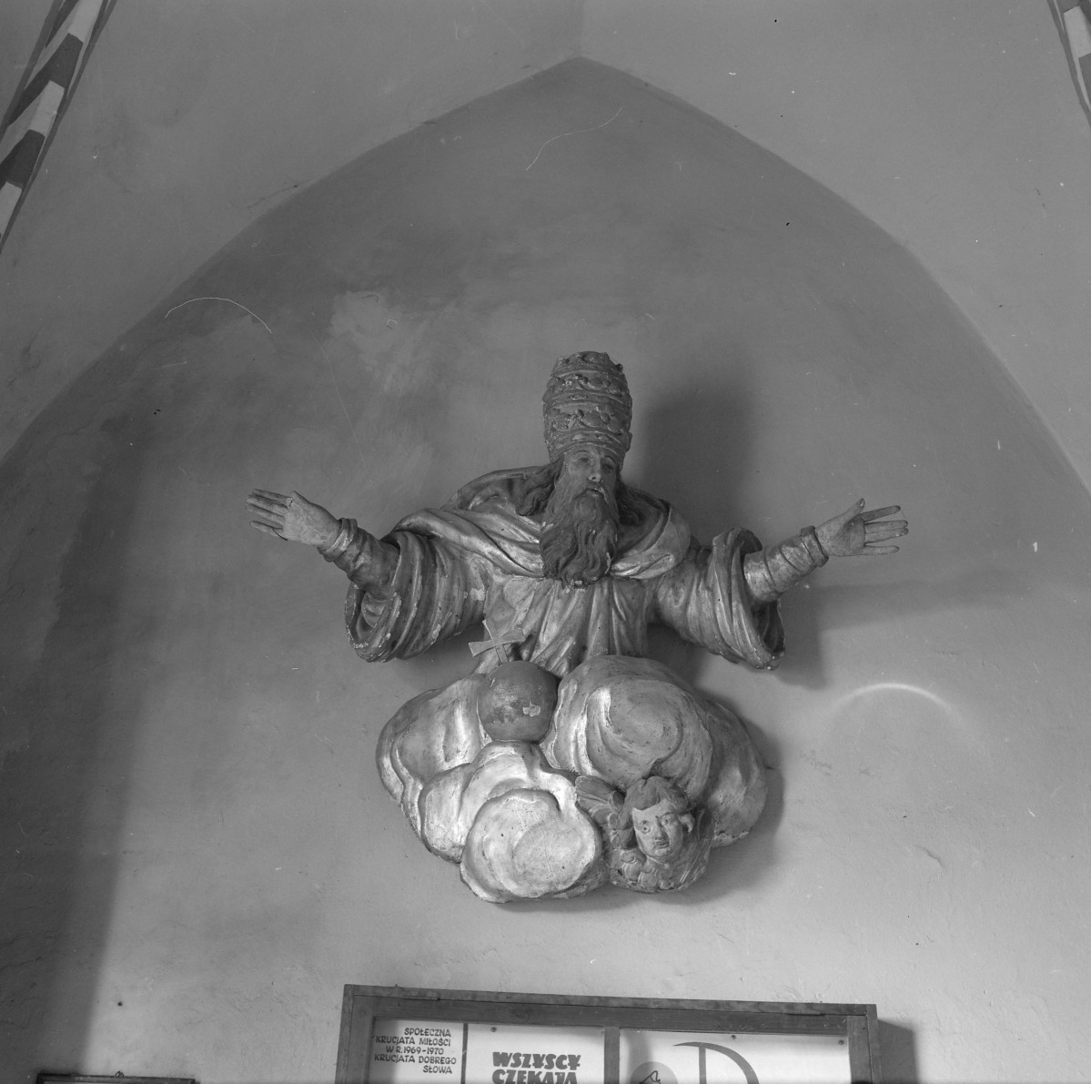 kościół pw. Wniebowzięcia Najświętszej Maryi Panny - wnętrze - kruchta północna boczna - rzeźba Boga Ojca z Grupy Ukrzyżowania, skan 1