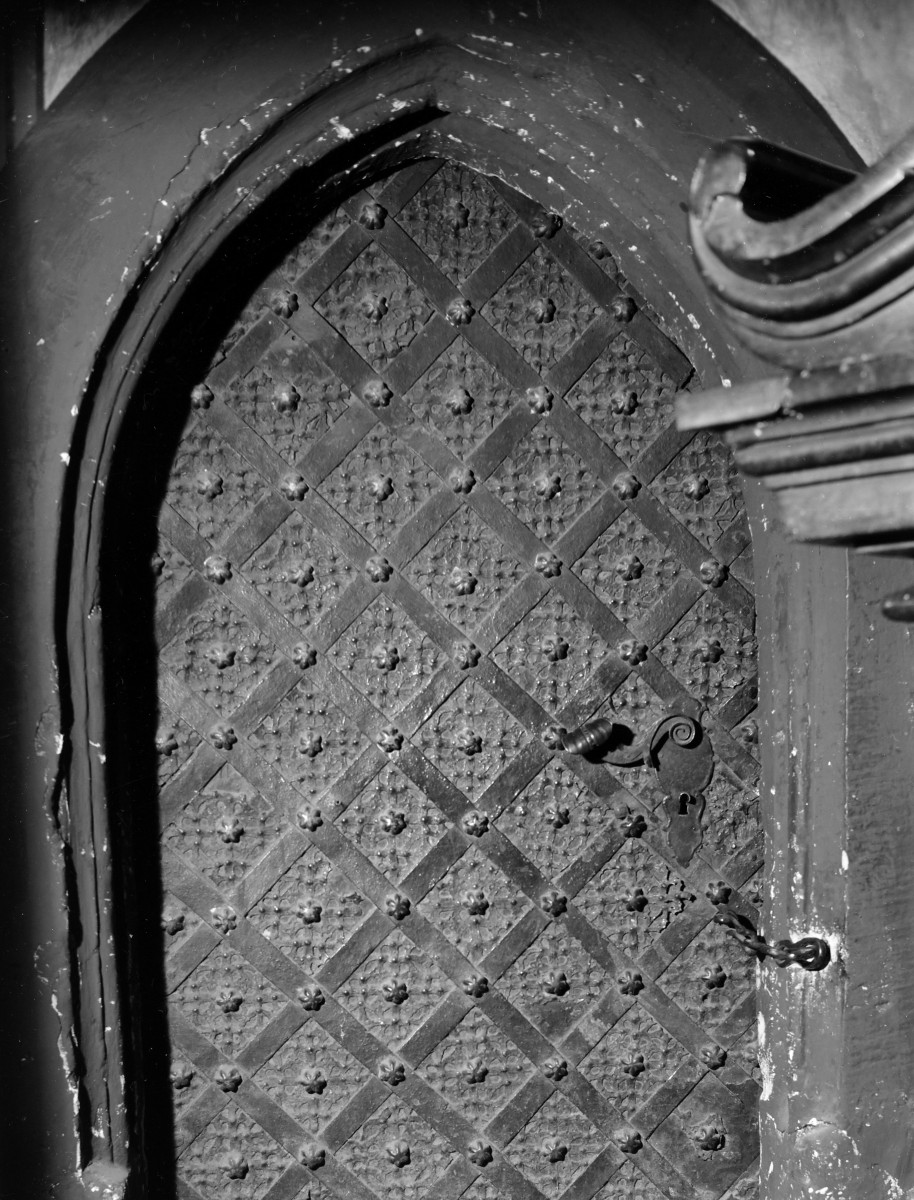 kościół katedralny pw. Narodzenia Najświętszej Marii Panny - wnętrze: portal do zakrystii, skan 1