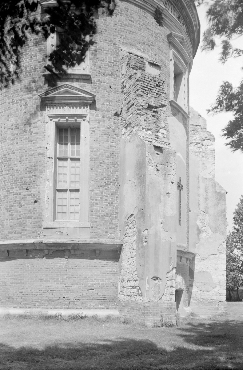 kościół parafialny pw. św.św. Floriana i Katarzyny XVII w. - prezbiterium - fragment elewacji, skan 1