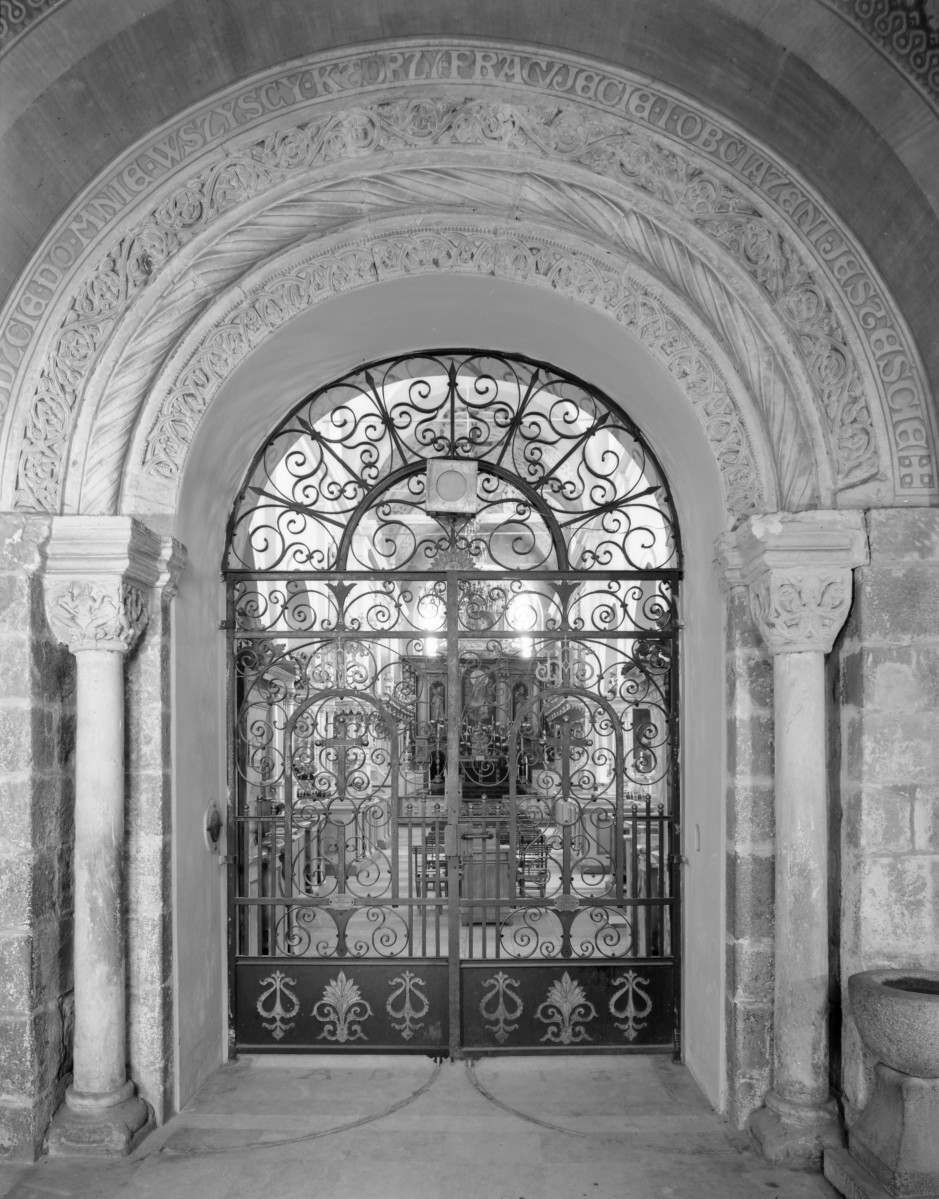 Bazylika N.M.P - portal romański w kruchcie z bogatym dekorem. Ciekawe dekoracje kapiteli kolumn. Trzy archiwolty., skan 1