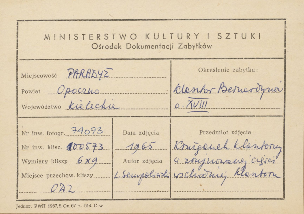 Zespół klasztorny - widok na krużganek w zrujnowanej wsch. części klasztoru - metryczka
 , skan 1