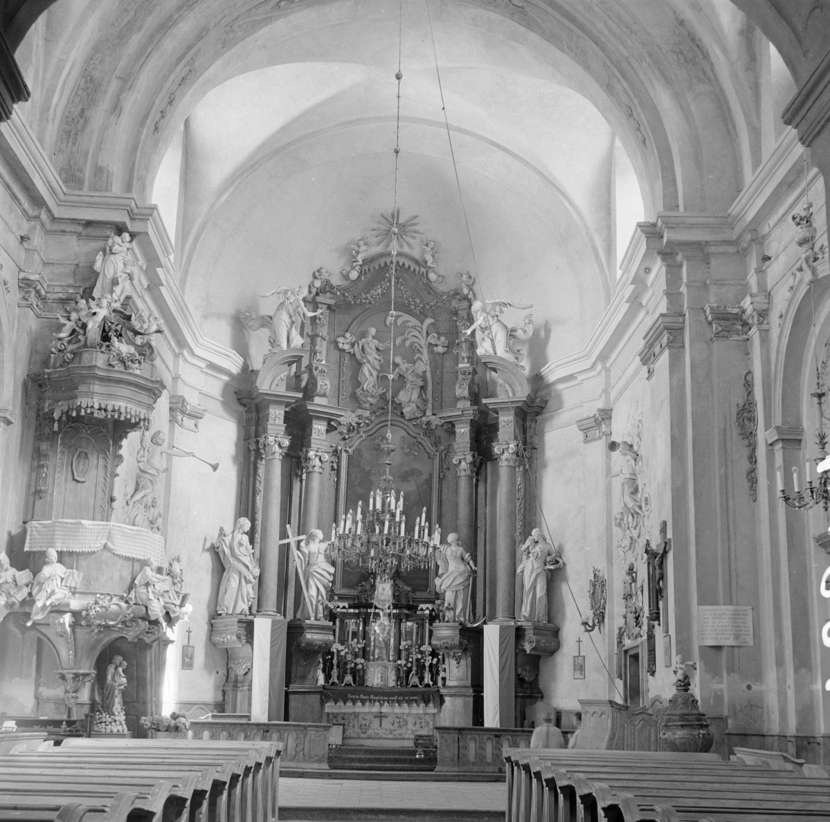 kościół parafialny pw. św. Marii Magdaleny - wnętrze: ołtarz główny, skan 1