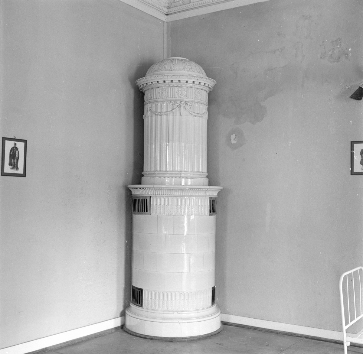 pałac - wnętrze - sala na I piętrze - piec, skan 1