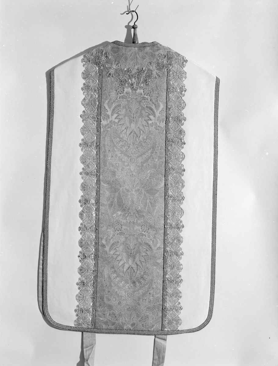 Kościół pw. Wniebowzięcia NMP i Świętego Józefa - ornat biały z kompletu kredowego, poczatek XVIII wieku Francja, skan 1