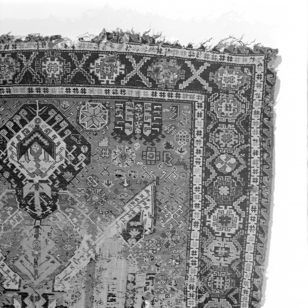 Muzeum Narodowe - Kobierzec. Kaukaz. Zniszczenia, fragment bordiury narożnika., skan 1