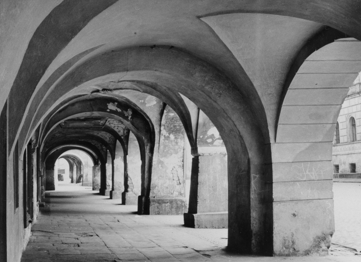 rynek miejski - pierzeja północna - kamienice - podcienie, skan 1