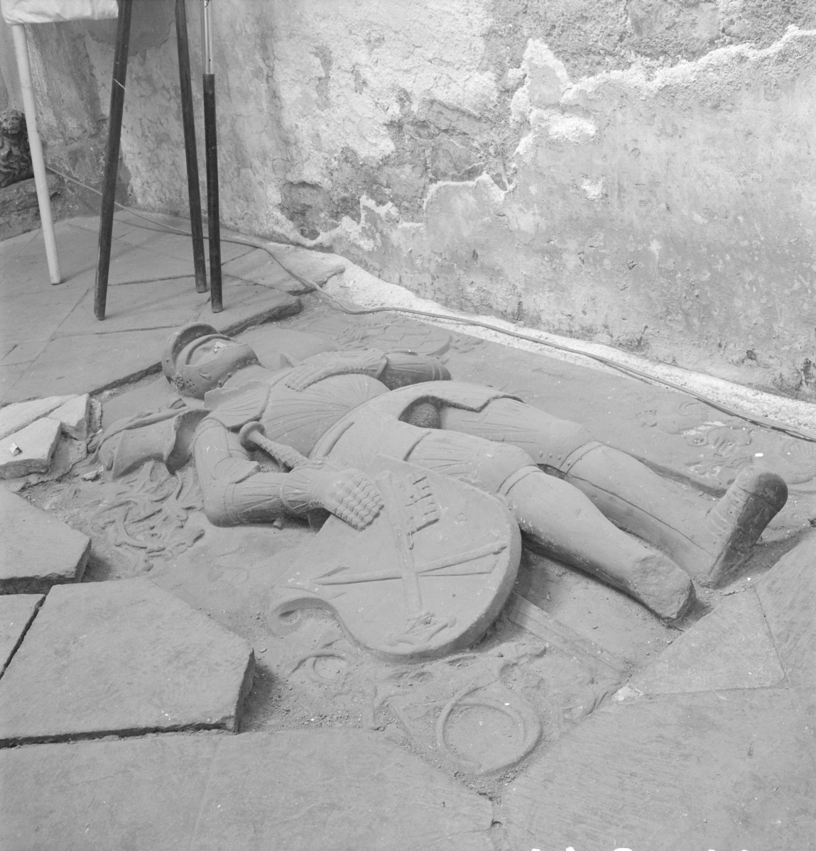 Bazylika pw. śś. ap. Piotra i Pawła - wnętrze: epitafium nagrobek rycerza, skan 1