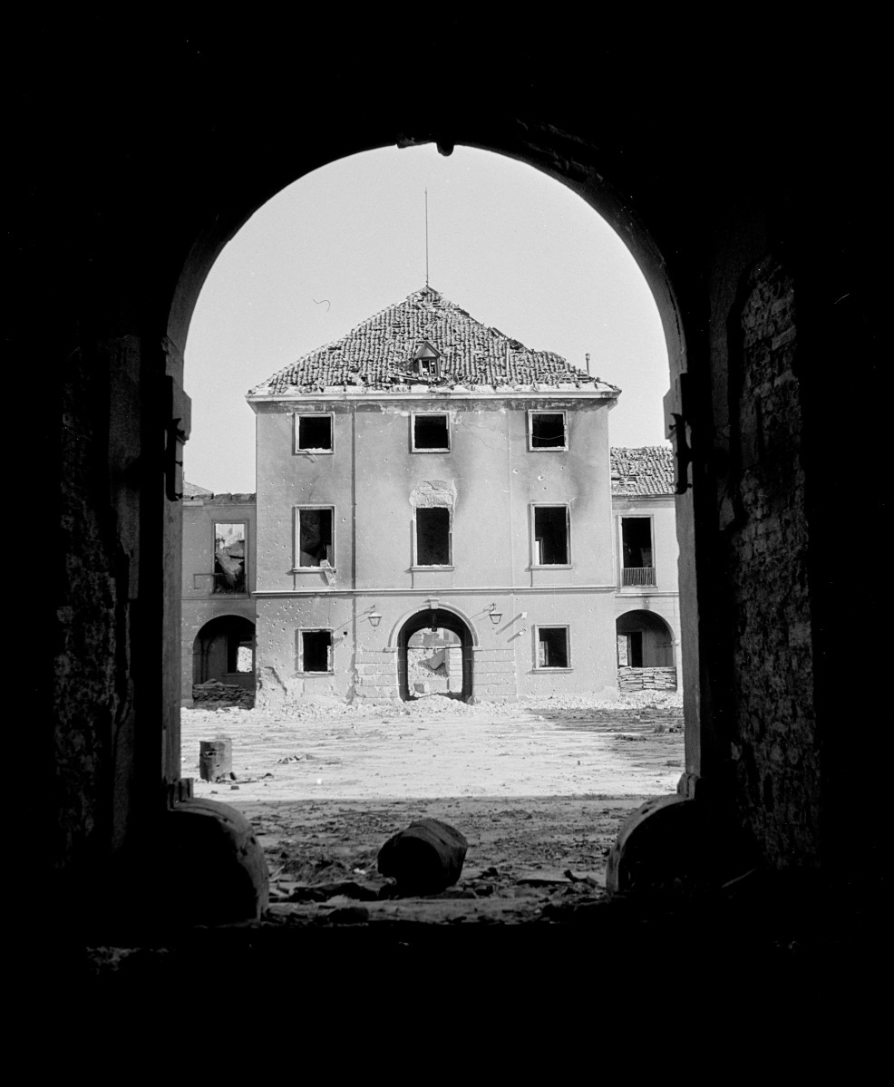 Arsenał - Archiwum Miejskie - widok z bramy na dziedziniec. , skan 1