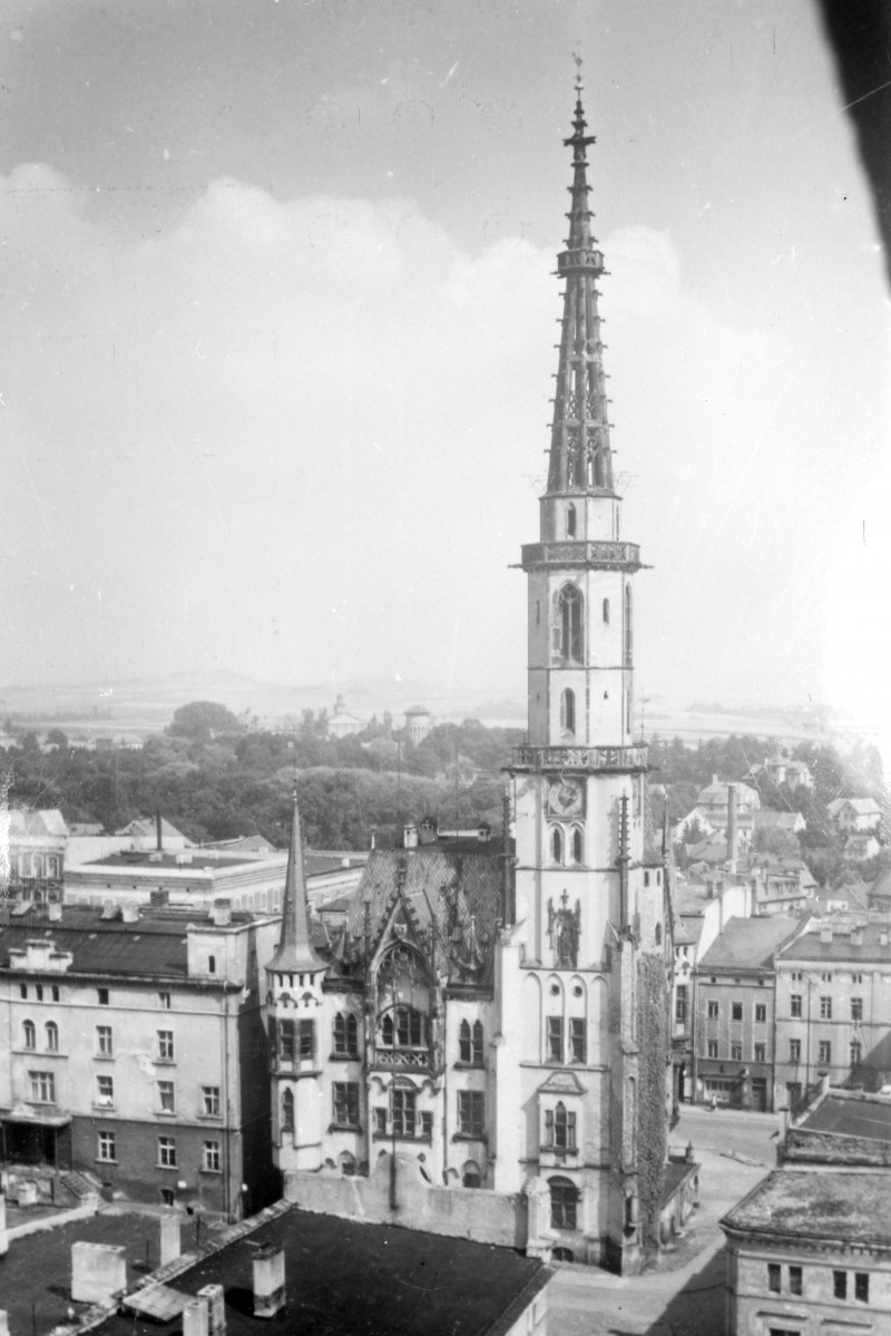 ratusz - elewacja frontowa na tle panoramy miasta, skan 1