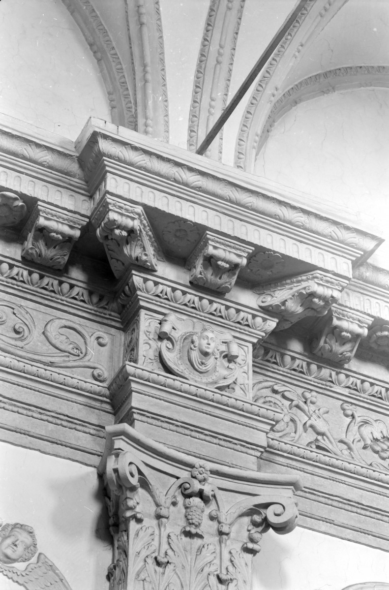 katedra Zmartwychwstania Pańskiego i św. Tomasza Apostoła - wnętrze: fragment gzymsowania i głowica pilastra w nawie głównej, skan 1