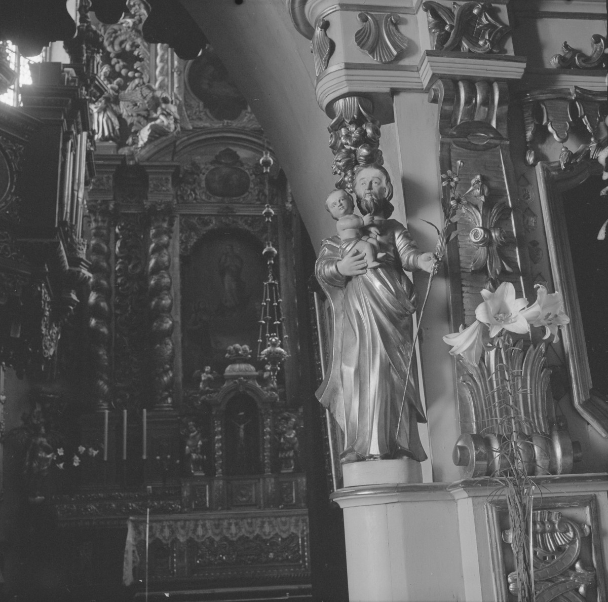 Kościół św. Jan Chrzciciela i św. Jana Ewangelisty - wnętrz kościoła górnego: ołtarz boczny z rzeźbą św. Józefa., skan 1