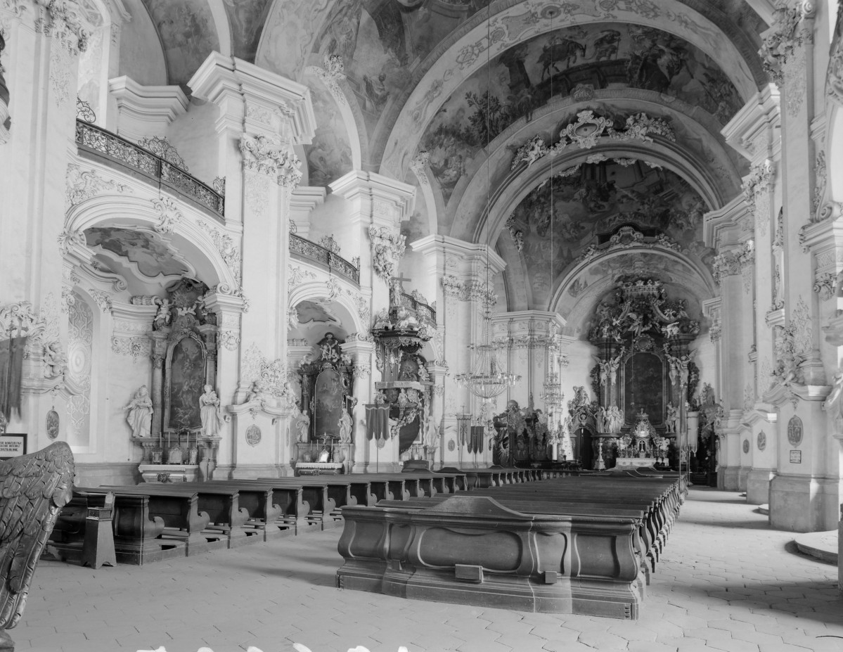 klasztor Benedyktynek - kościół pw. Wniebowzięcia Najświętszej Maryi Panny - wnętrze - nawa główna - prezbiterium - ołtarz, skan 1