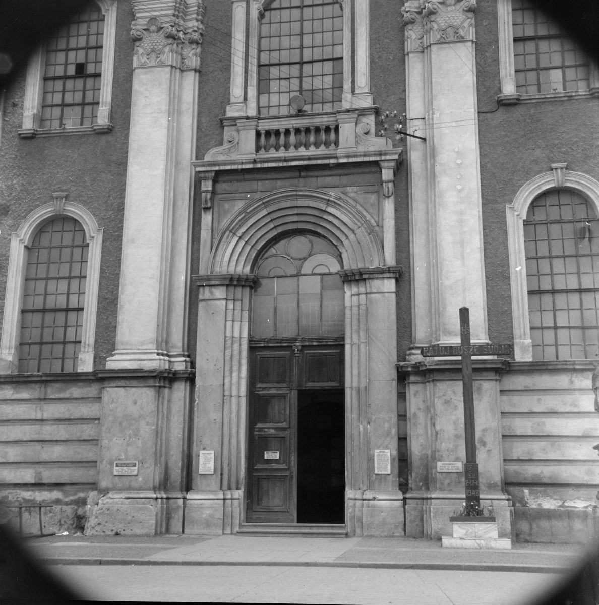 kościół Podwyższenia Krzyża Świętego - portal, elewacja, skan 1