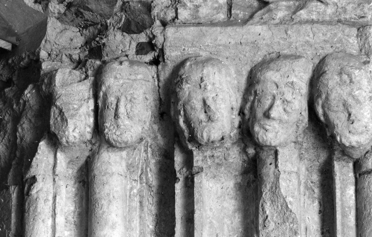 Katedra pw. Wniebowzięcia Najświętszej Marii Panny i św. Wojciecha - elewacja południowa, portal fragment ościeża prawego, skan 1