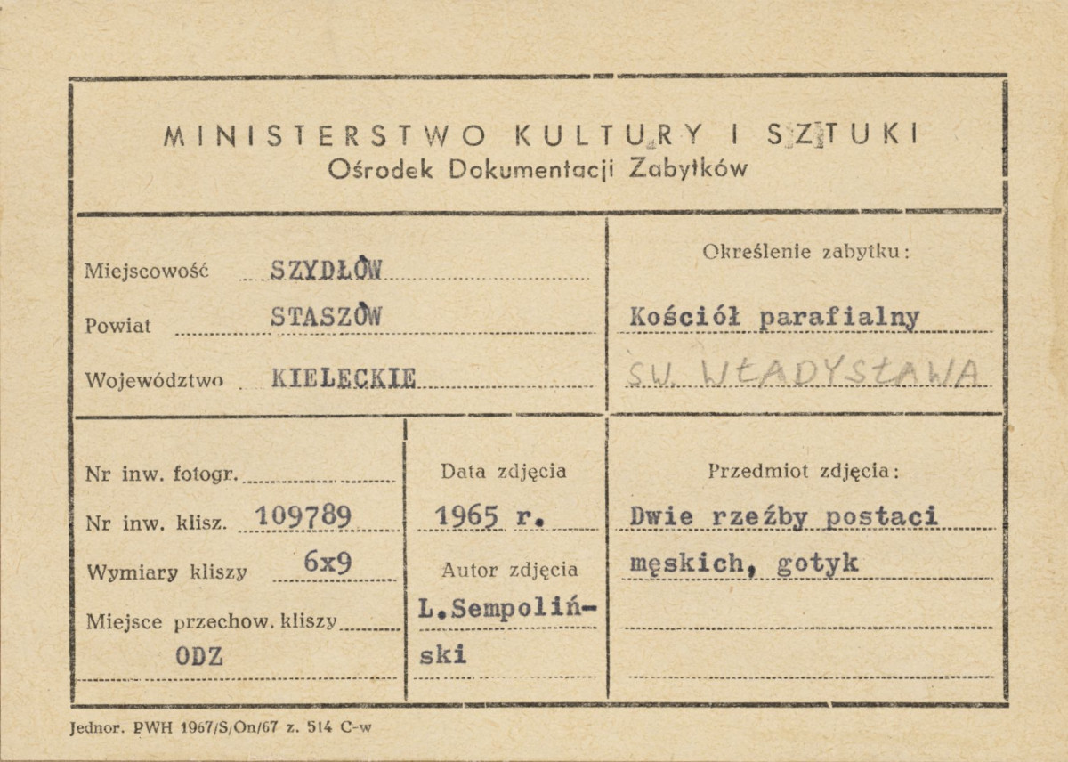 Kościół parafialny  - widok na kamienne rzeźby przy płd. elewacji kościoła - metryczka, skan 1