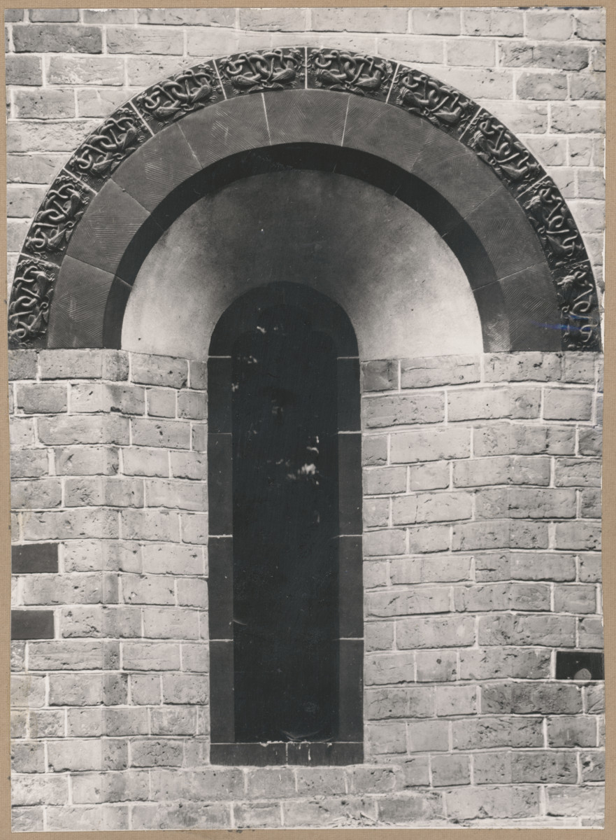  Zespół klasztorny Dominikanów - widok na ozdobne zwieńczenie okna w elewacji płn. , skan 1