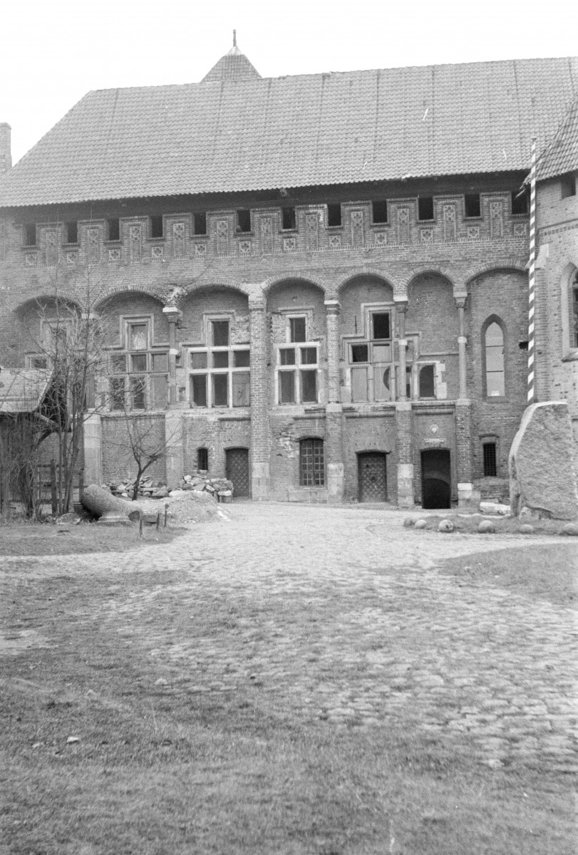 zamek krzyżacki - dziedziniec, skan 1