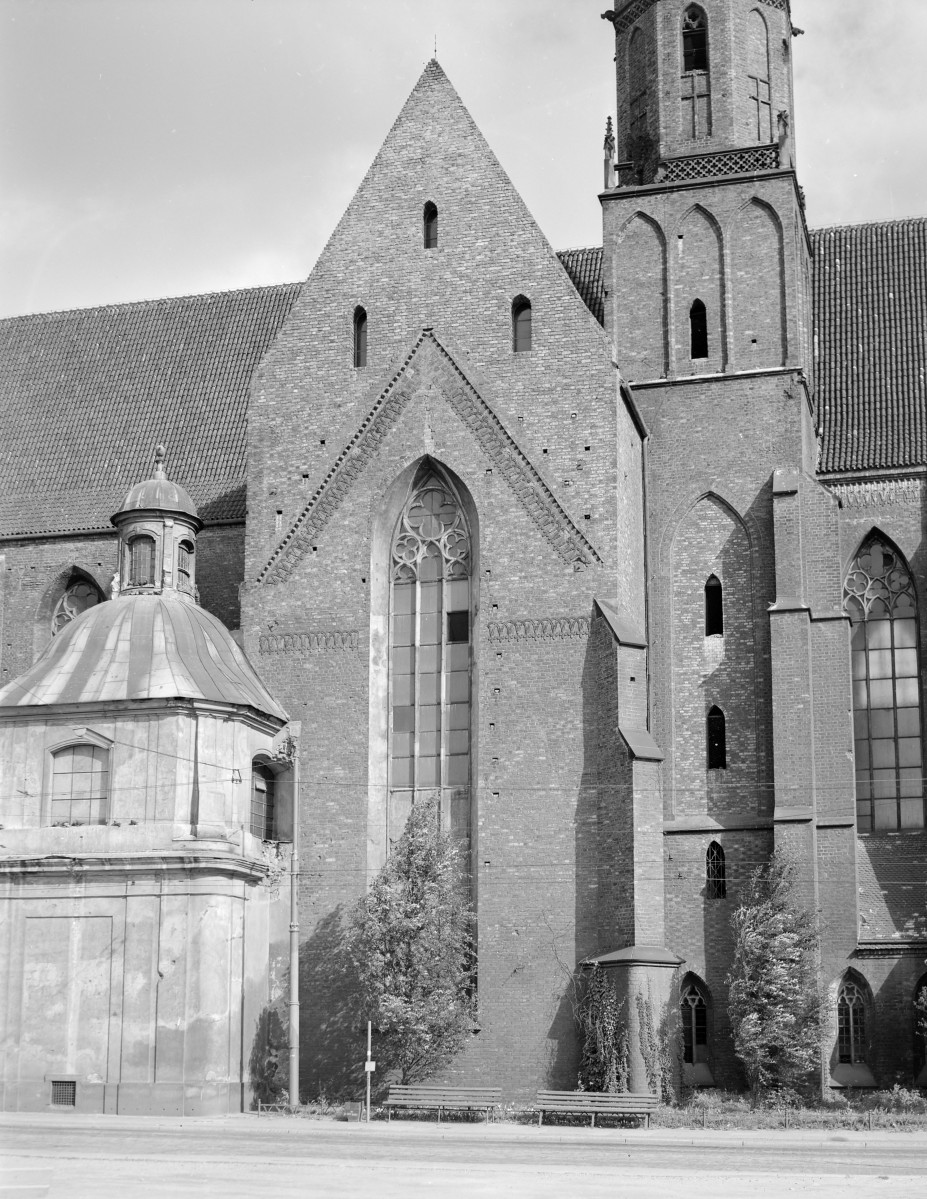 Kościół św. Wojciecha - elewacja płd. transept, skan 1