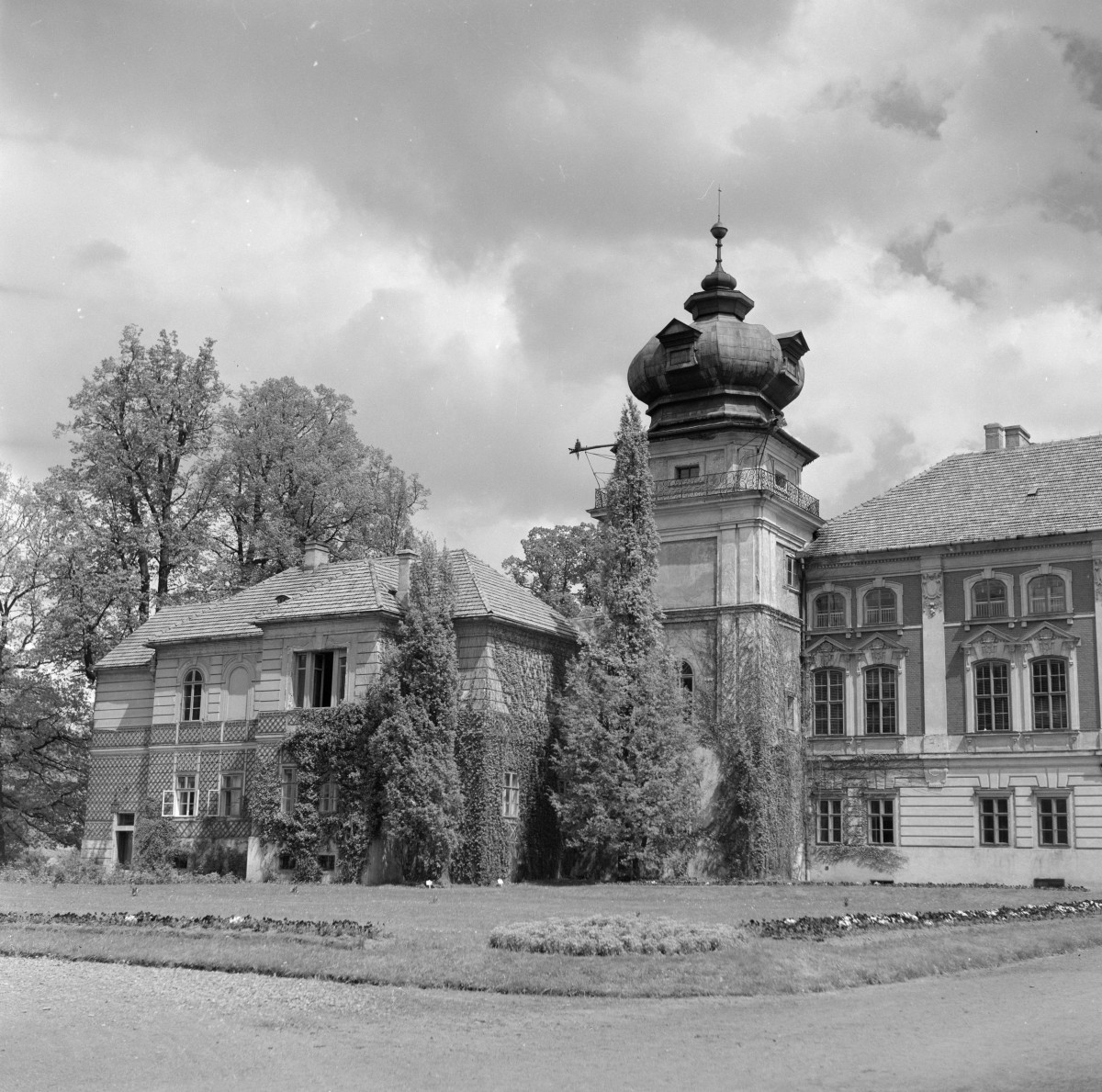 zamek Lubomirskich i Potockich - front z biblioteką i wieżą, skan 1