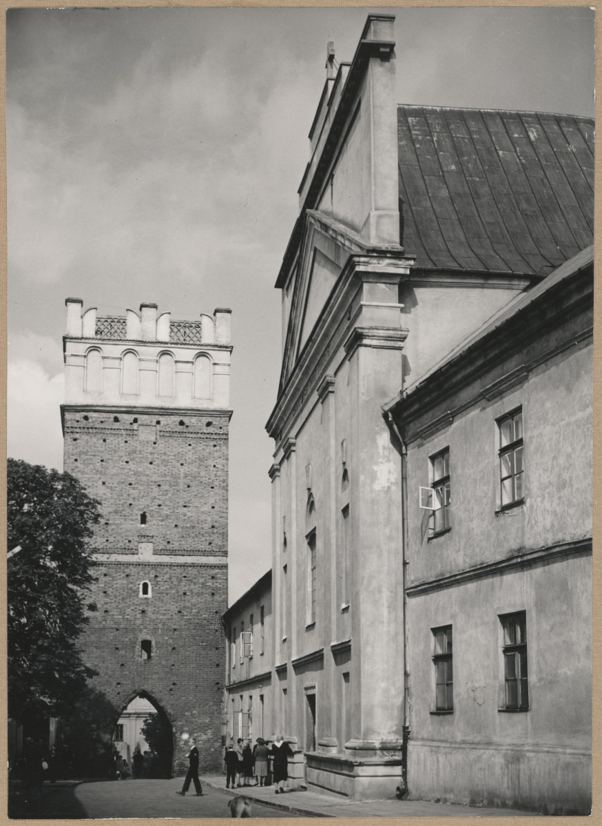 Zespół kościelno-szpitalny św. Ducha - widok ogólny od strony płd. wraz z Bramą Opatowską, skan 1