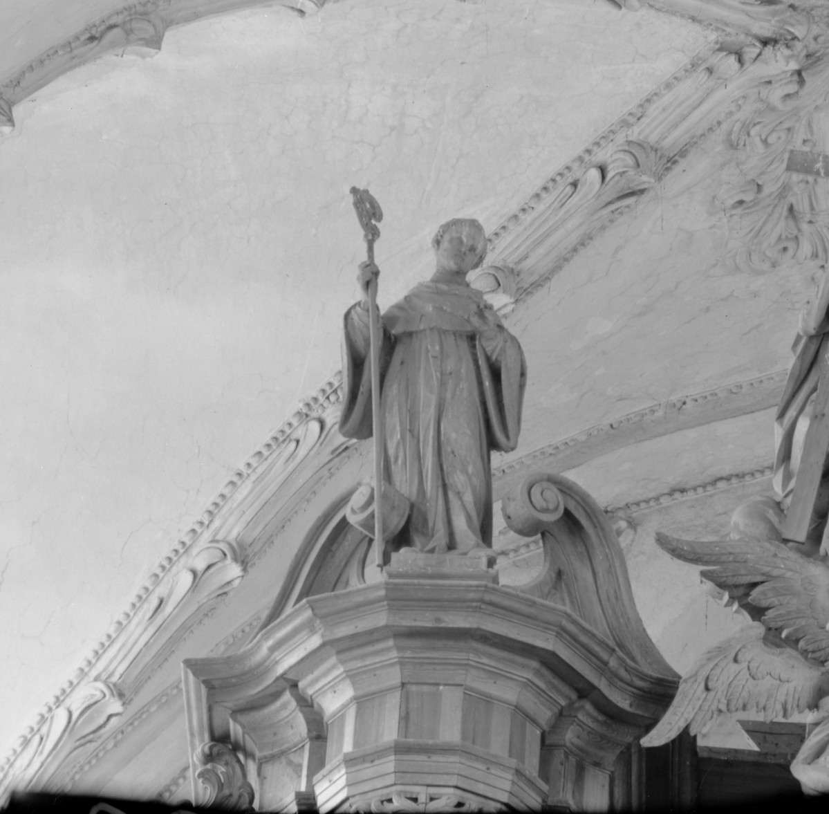 Bazyliki Wniebowzięcia NMP - wnętrze: fragment prospektu organowego, rzeżba świętego, skan 1