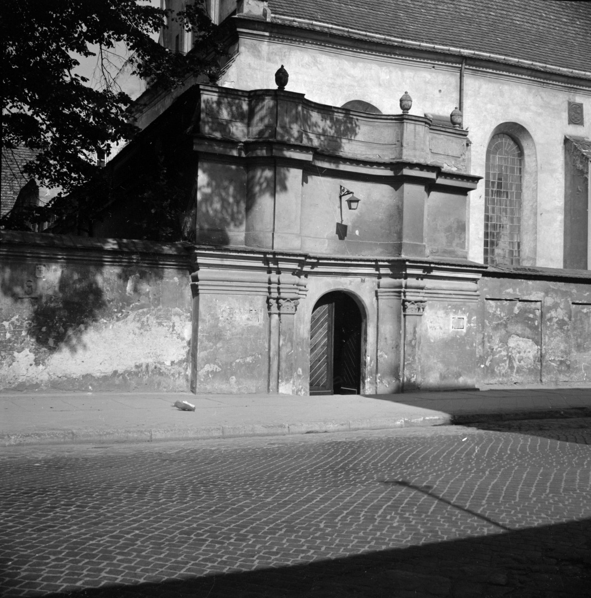 kościół klasztorny jezuitów pw. Nawiedzenia NMP - wejście do kruchty, skan 1