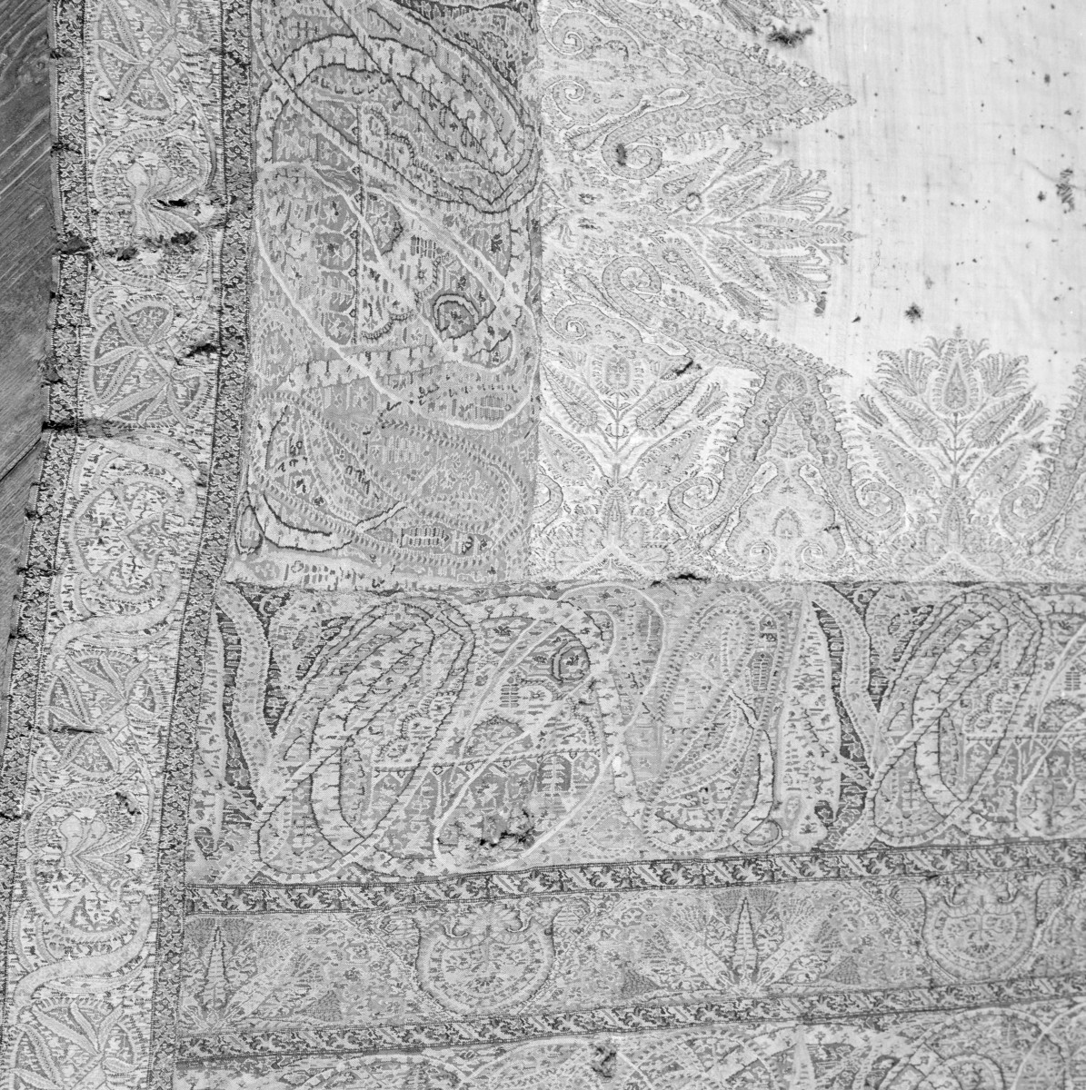 Muzeum Narodowe - Szal kaszmirowy, fragment zakończenia., skan 1