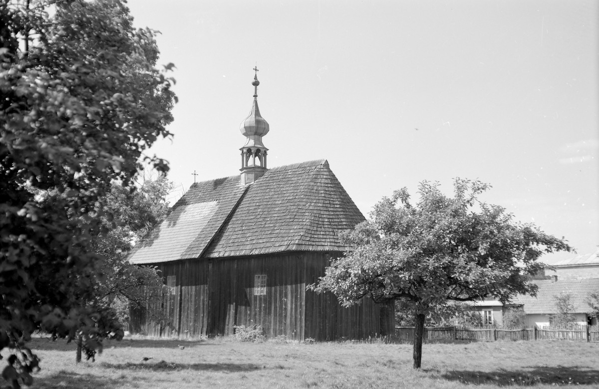 Kościół św. Rocha - widok ogólny, elewacja nawy i prezbiterium. Dach dwuspadowy. , skan 1