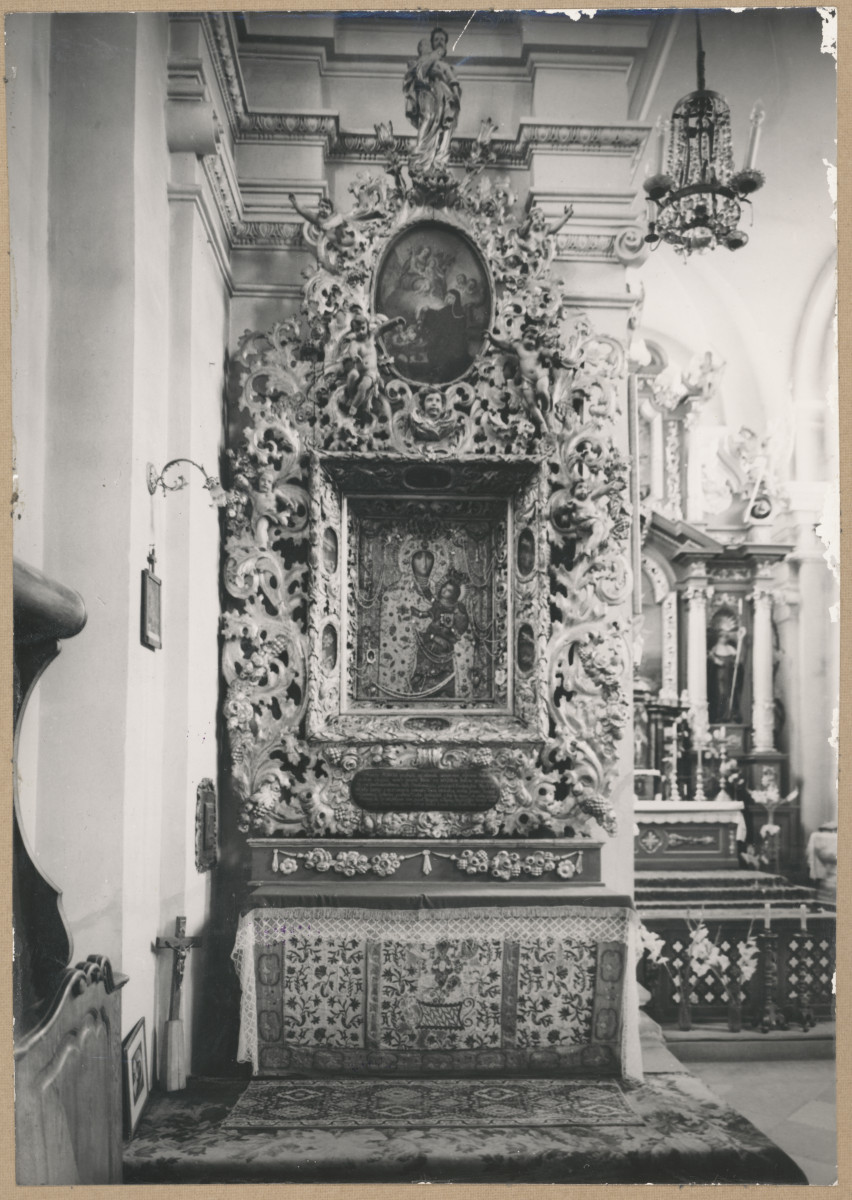 Zespół klasztorny ss. Benedyktynek - kościół, wnętrze, widok na ołtarz boczny - lewy, skan 1
