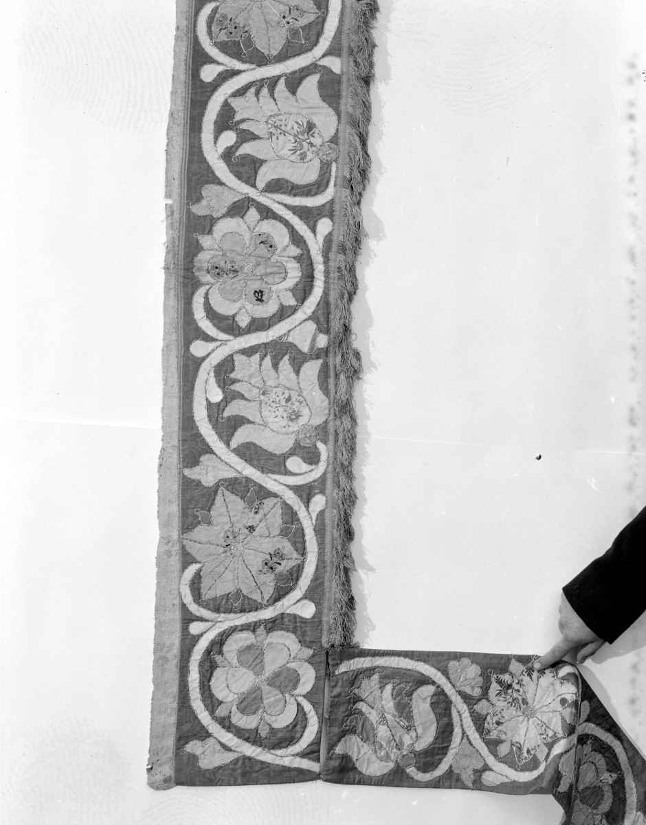 klasztor Benedyktynek - zbiory - materiał z haftem - fragment, skan 1