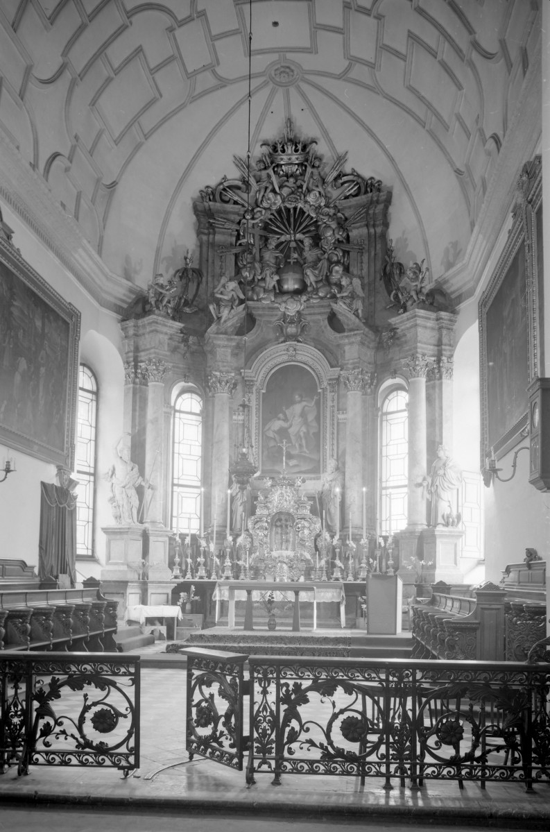katedra Zmartwychwstania Pańskiego i św. Tomasza Apostoła - wnętrze: prezbiterium i ołtarz główny, skan 1