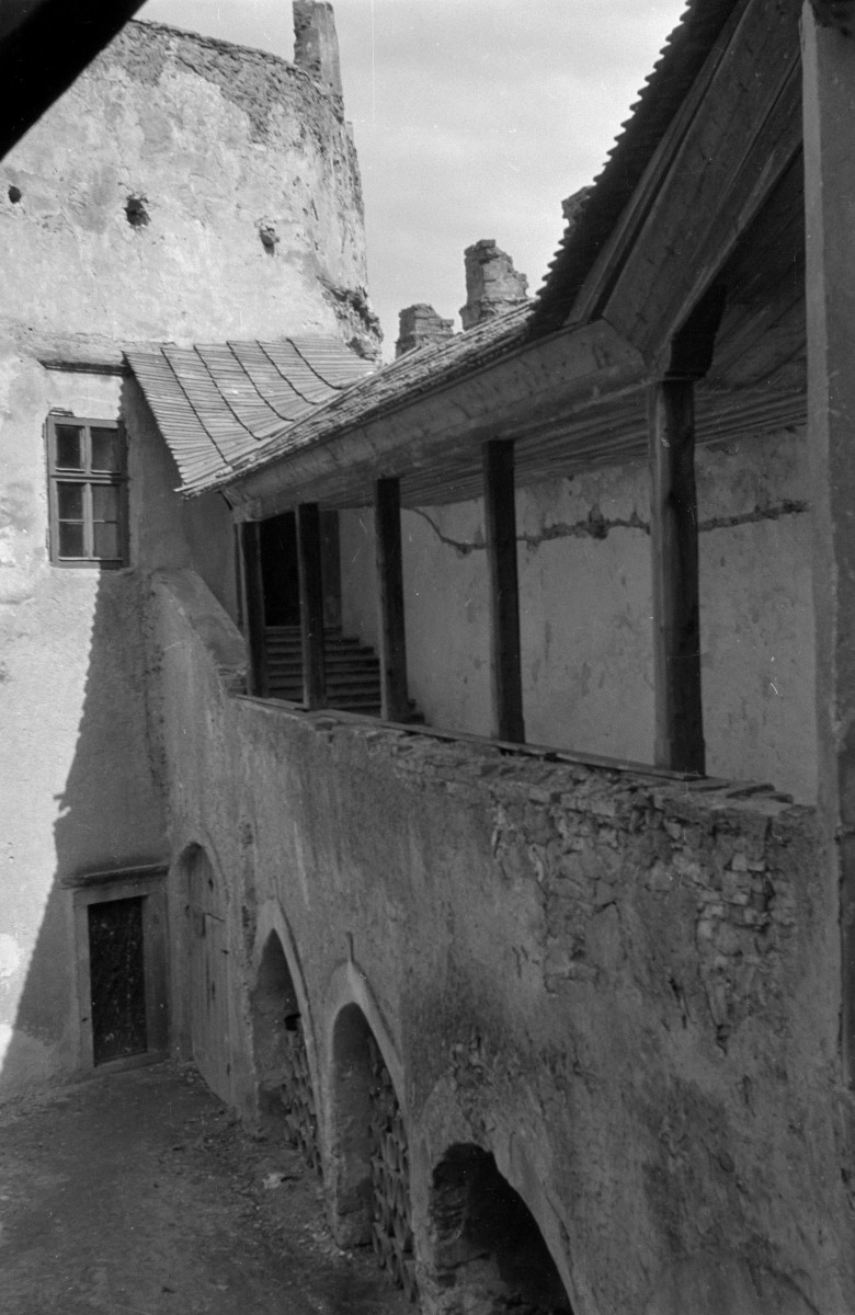 zamek - fragment dziedzińca, skan 1