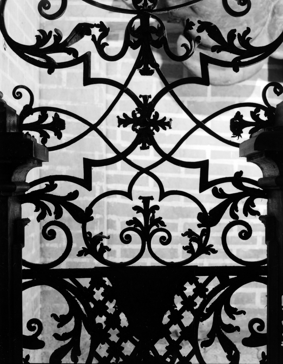 kościół, ob. parafialny pw. Wniebowzięcia Najświętszej Marii Panny - wnętrze: krata w kaplicy północnej, skan 1