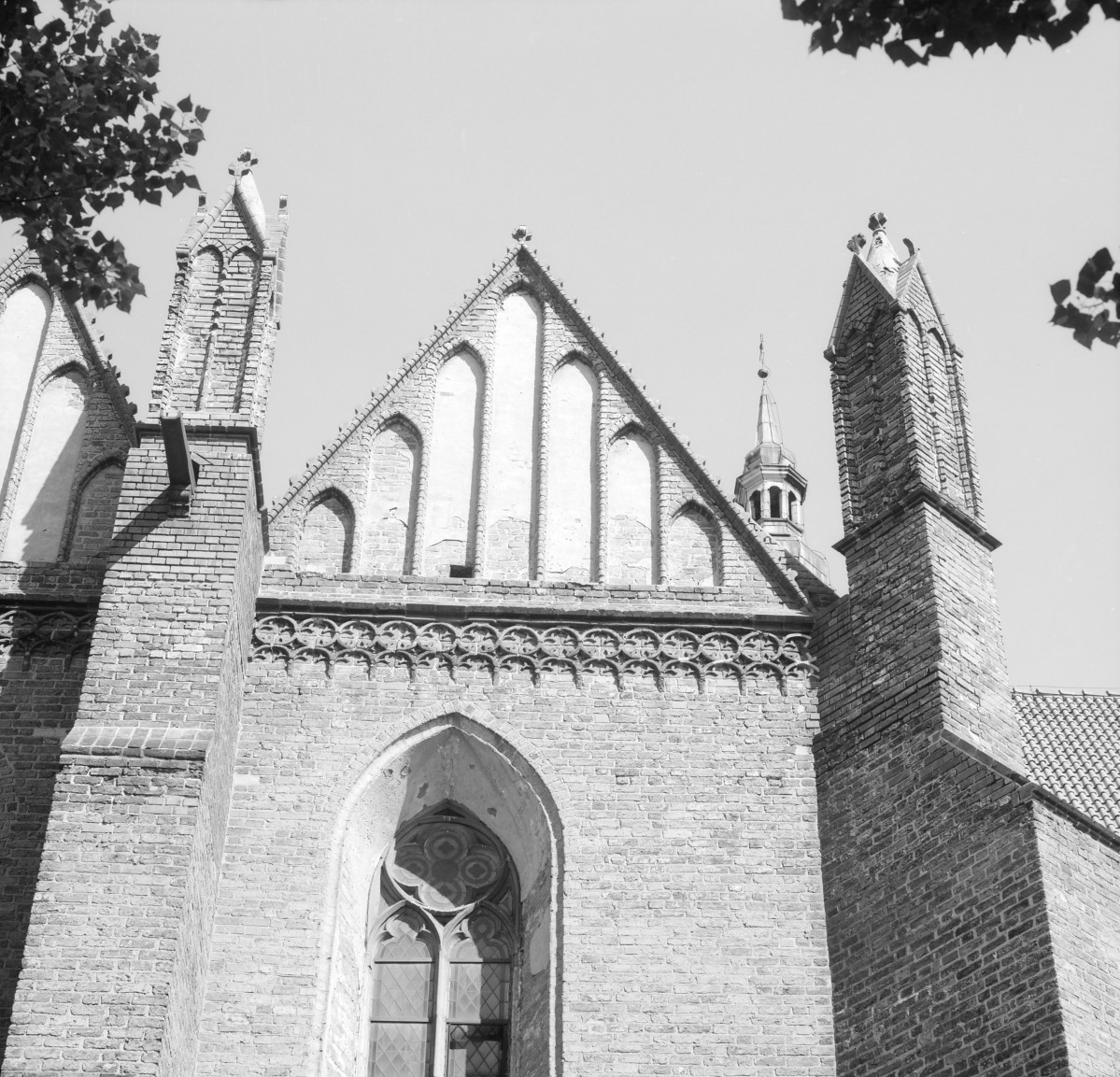 Kościół Wniebowzięcia Najświętszej Maryi Panny - fasada nawy. Wydatne skarpy przy korpusie zwieńczone pinaklami. Otwory okienne w typie maswerk. Rzygacze., skan 1