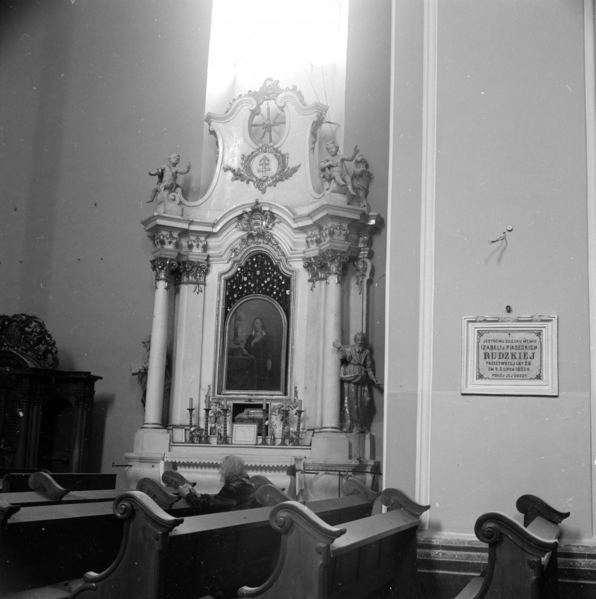 kościół św. Stanisława Biskupa - wnętrze, ołtarz boczny w nawie i epitafium, skan 1